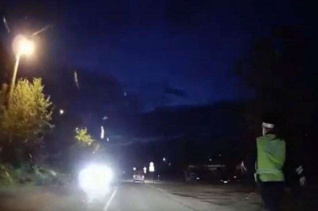 «Машина укатилась»: в Реже инспекторы ДПС догоняли автомобиль, забыв поставить его на ручник — видео