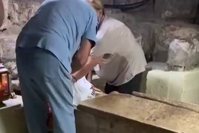 Туристка из России застряла в гробнице на Кипре