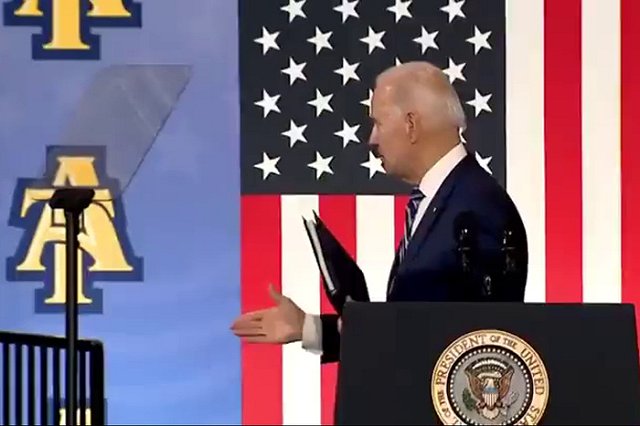 Байден намеревался пожать руку воздуху после выступления