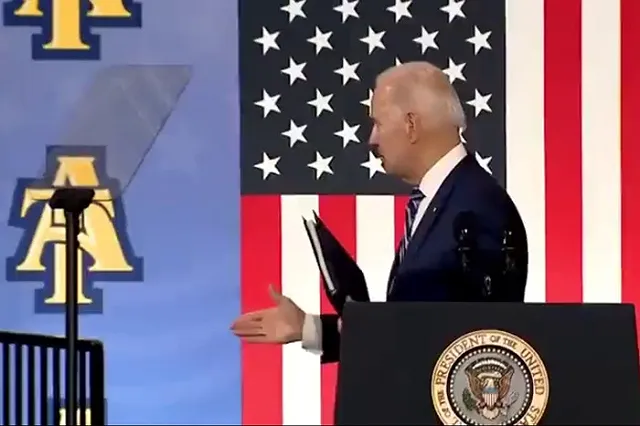 Байден намеревался пожать руку воздуху после выступления