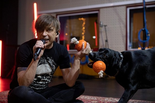 «Культура отмены». «Би-2» отменила концерт перед самым началом из-за баннера «За президента»