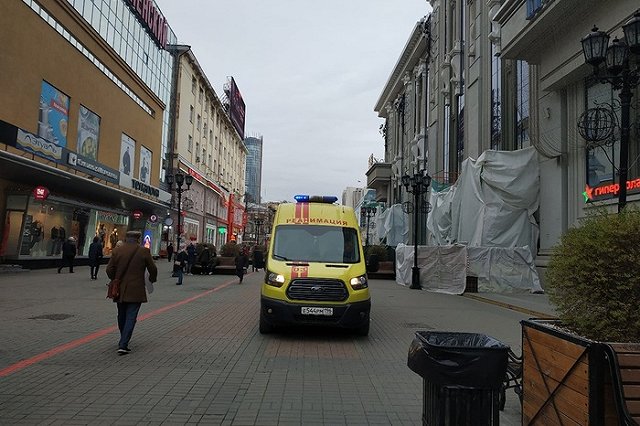 В Екатеринбурге прохожие сдали в «скорую» мужчину в неадекватном состоянии