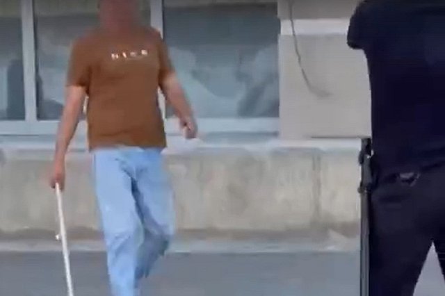 Пьяный екатеринбуржец с палкой напал на таксиста и полицейских возле УрГЭУ