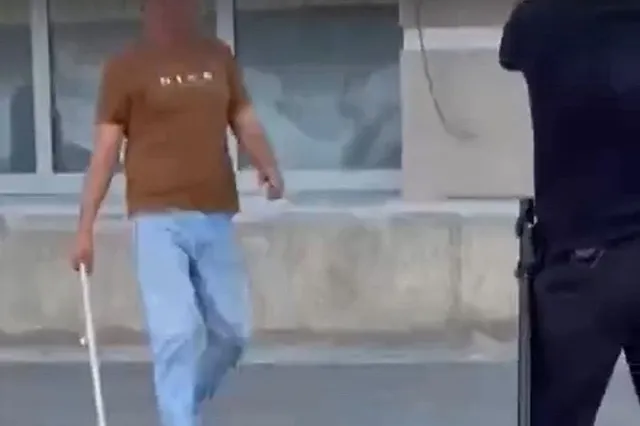 Пьяный екатеринбуржец с палкой напал на таксиста и полицейских возле УрГЭУ