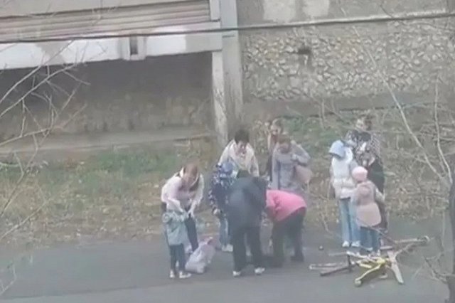 На Уралмаше 4-летняя девочка провалилась в открытый люк