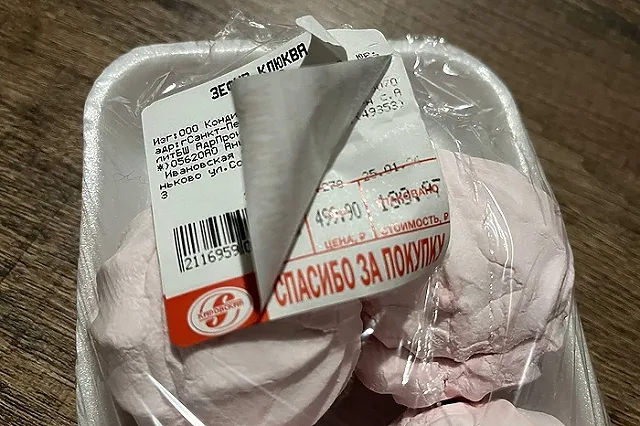 В магазине Екатеринбурга продавцы поленились переупаковать старый зефир