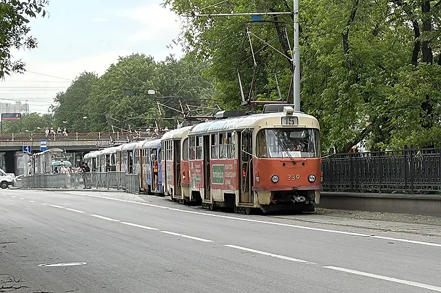 В Екатеринбурге не успевший на трамвай мужчина сунул в закрывающуюся дверь свой зонтик (ФОТО)