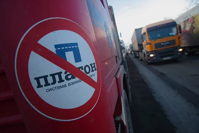 На Урале вокруг бастующих против «Платона» дальнобойщиков вырыли траншею