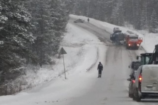 Инспекторы ДПС всю ночь несли дежурство рядом с попавшим в ДТП в мороз MAN