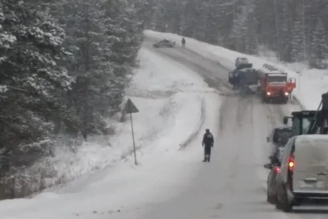 Инспекторы ДПС всю ночь несли дежурство рядом с попавшим в ДТП в мороз MAN