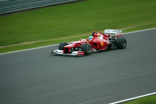 Шестеро гонщиков «Формулы-1», включая россиянина, отказались вставать на одно колено