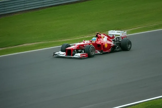 Шестеро гонщиков «Формулы-1», включая россиянина, отказались вставать на одно колено