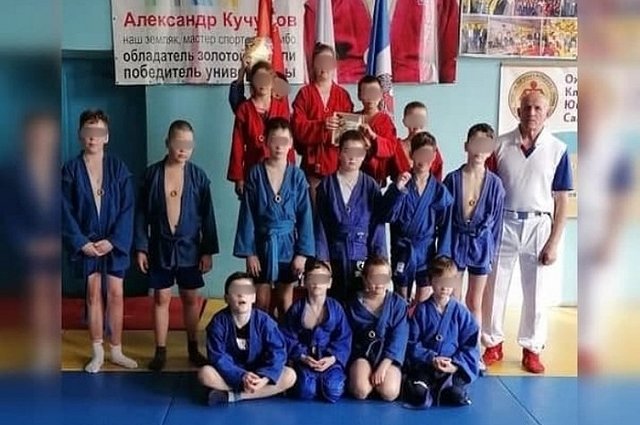 Детей, участвовавших в соревнованиях по самбо, наградили сушками на ниточках
