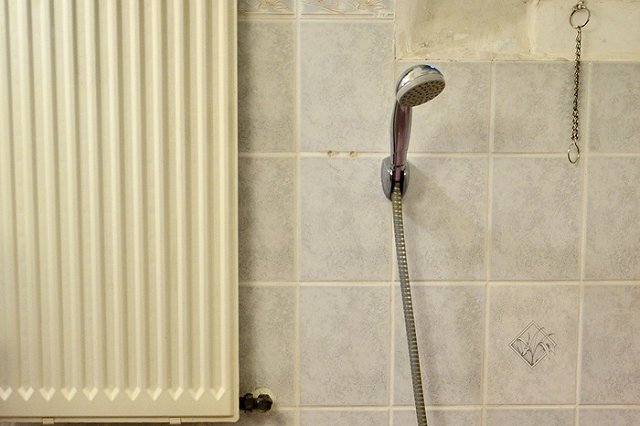 В Екатеринбурге двухлетний малыш спас жизнь трёхмесячной сестре, запертый в квартире с трупами