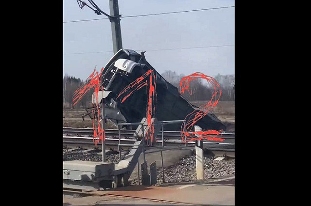 Скорый поезд столкнулся с рейсовым автобусом. Погибли восемь человек