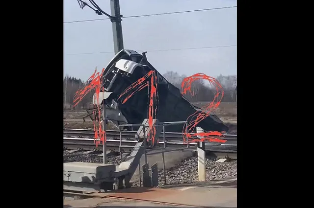 Скорый поезд столкнулся с рейсовым автобусом. Погибли восемь человек