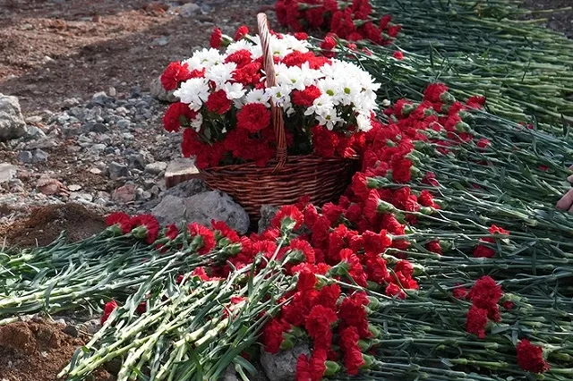 Жители Ревды принесли сотни цветов на место снесенного памятника Ленину