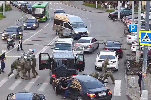 Против главы азербайджанской диаспоры Урала возбудили уголовное дело. Его сына задержали