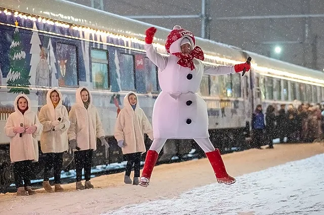 Екатеринбуржцы засняли прибытие Поезда Деда Мороза