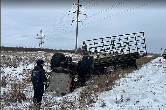 Молодой тракторист погиб при опрокидывании на развороте в Каменском районе