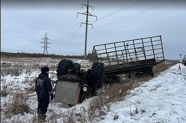 Молодой тракторист погиб при опрокидывании на развороте в Каменском районе