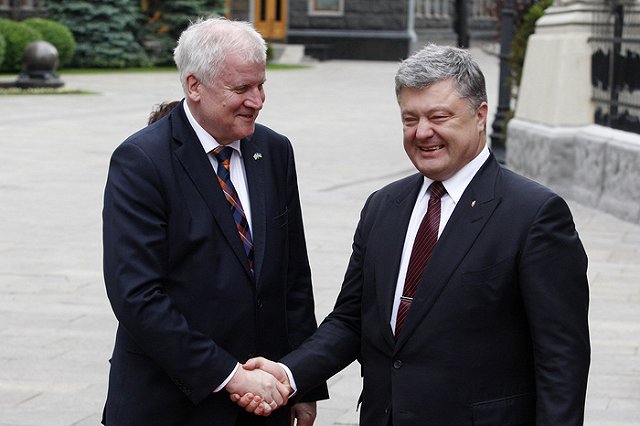 Евросоюз потребовал выдавать биометрические паспорта жителям Крыма и Донбасса