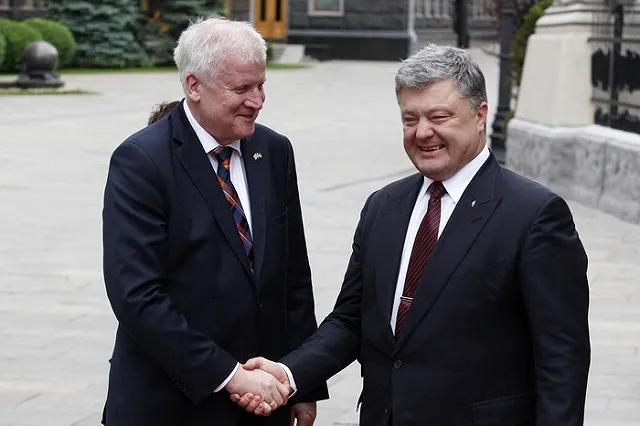 Евросоюз потребовал выдавать биометрические паспорта жителям Крыма и Донбасса