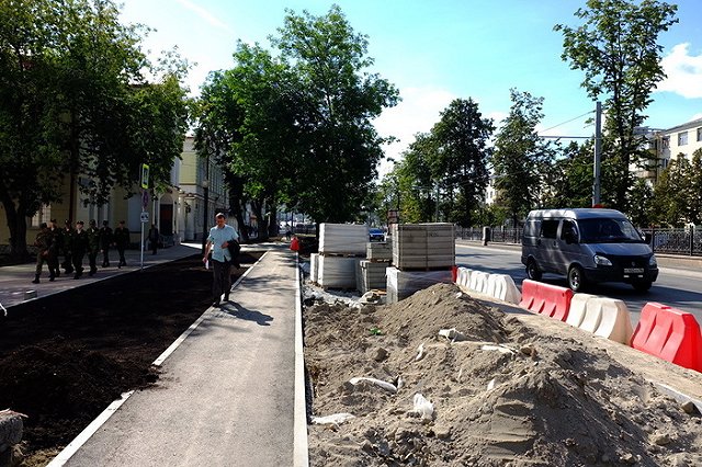 Мэрия объяснила, зачем на площади 1905 года перекладывают брусчатку