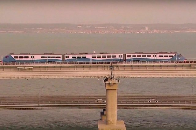 Путин лично открыл железнодорожное движение по Крымскому мосту