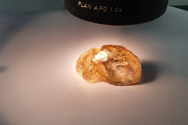 «АЛРОСА» добыла крупнейший в российской истории цветной алмаз