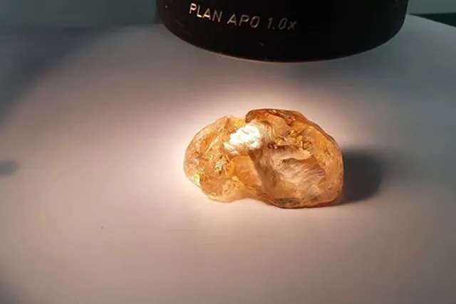 «АЛРОСА» добыла крупнейший в российской истории цветной алмаз