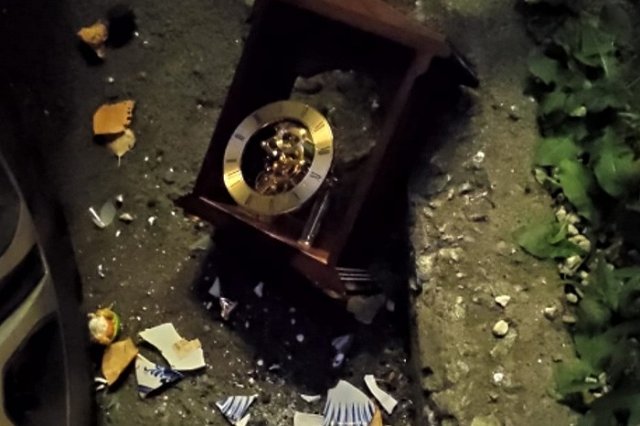 Посуда, часы и монитор: в доме на Ленина женщина выбросила вещи с балкона 3-его этажа