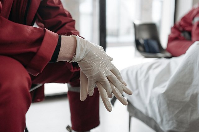 В ВОЗ оценили необходимость носить перчатки в общественных местах