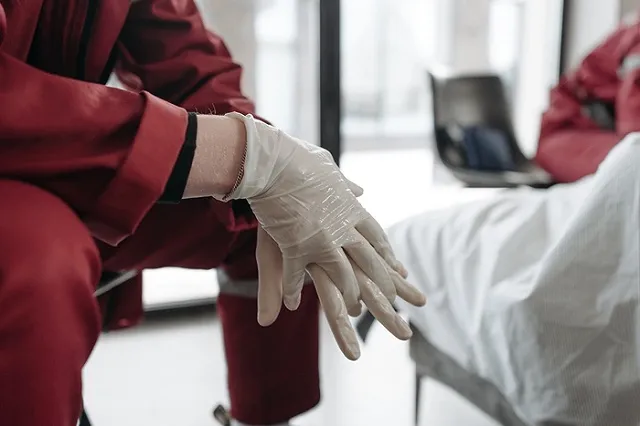 В ВОЗ оценили необходимость носить перчатки в общественных местах