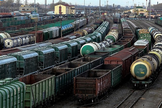 На севере Свердловской области грузовой поезд с лесом сошел с рельсов