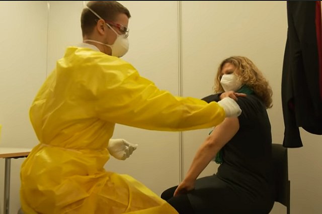 В Германии медсестра подменила вакцину от COVID-19 физраствором