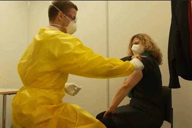 В Германии медсестра подменила вакцину от COVID-19 физраствором