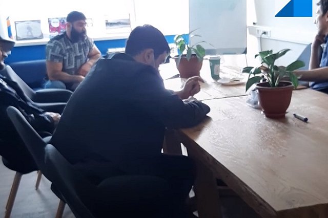 Угрожали и толкали: в Новосибирске трое мужчин устроили разборки в редакции СМИ из-за публикации