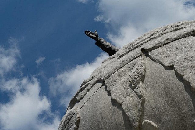 «Парку не принадлежат». Стелы и бюсты на Алле героев в ЦПКиО оказались ничейными