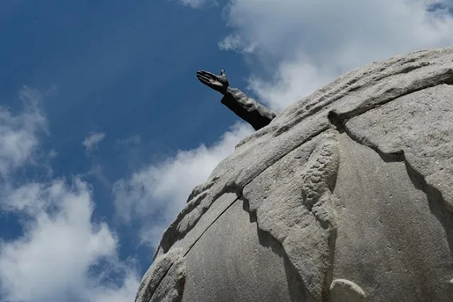 «Парку не принадлежат». Стелы и бюсты на Алле героев в ЦПКиО оказались ничейными