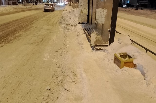 «На днях пожарная застряла». Екатеринбуржцы завалили Telegram Орлова жалобами на нечищенные дороги