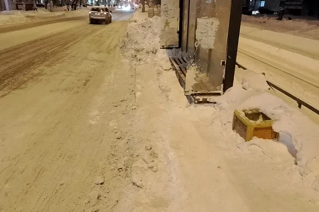 «На днях пожарная застряла». Екатеринбуржцы завалили Telegram Орлова жалобами на нечищенные дороги