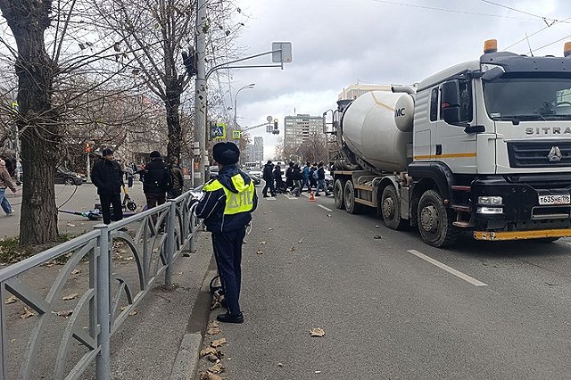В ГИБДД сообщили причину аварии в Екатеринбурге, в которой погиб курьер