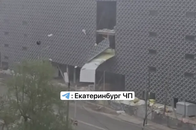 У нового торгового центра «Золотой» на Ботанике снесло стену