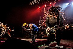 Выздоровевший гитарист группы Korn вылетел в Екатеринбург