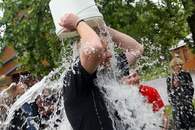 Депутат Дегтярев предложил Псаки и Жириновскому облиться ледяной водой