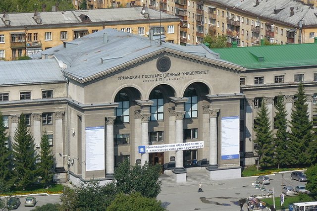 Студенты УрФУ, оставшиеся без общежития, разбивают палатки у главного входа