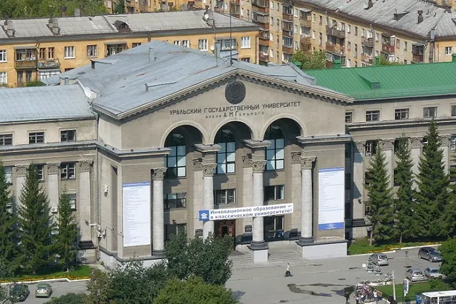 Студенты УрФУ, оставшиеся без общежития, разбивают палатки у главного входа