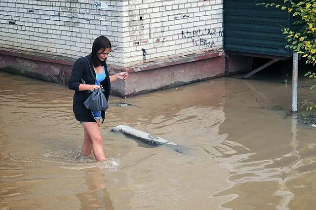 Коммунальщики Екатеринбурга чистят ливневки и вывозят снег с низин