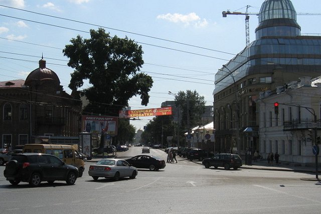 В центре Екатеринбурга у Центральной гостиницы снесли киоск с шавермой